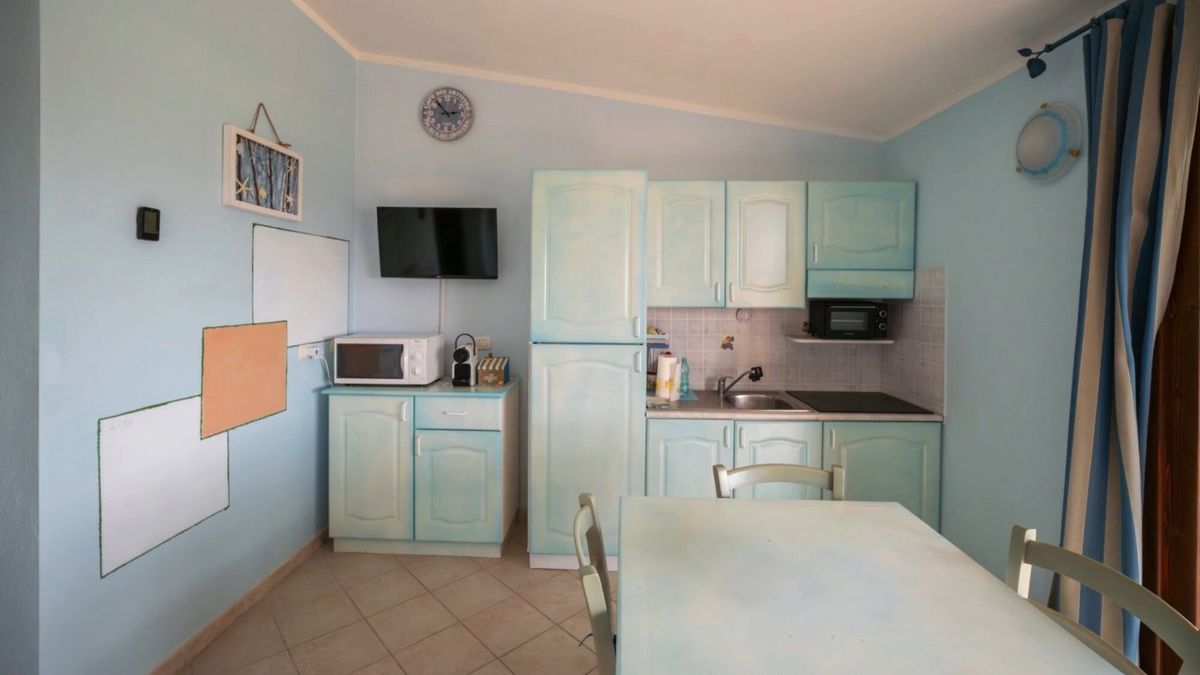 The kitchenette with fridge, oven and hob